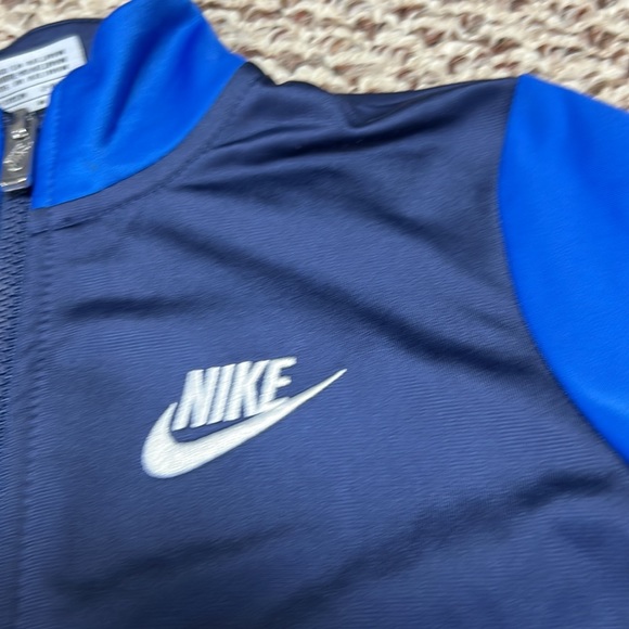 Nike - Picture 3 of 8